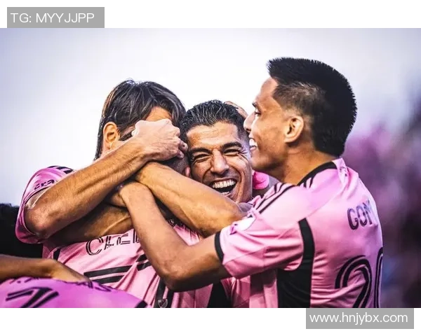 苏亚雷斯足球场上英姿飒爽，尽显球王风范与魅力瞬间